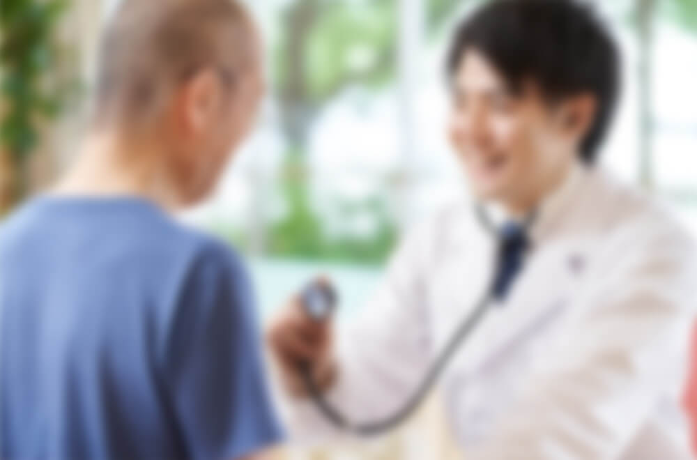 患者を診察する男性医師のイメージ