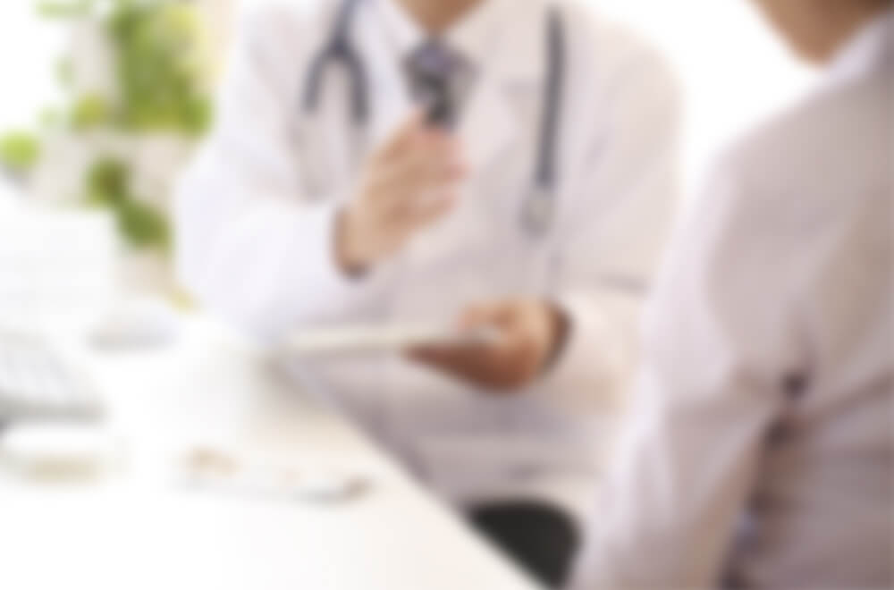 患者のカウンセリングを行う男性医師のイメージ